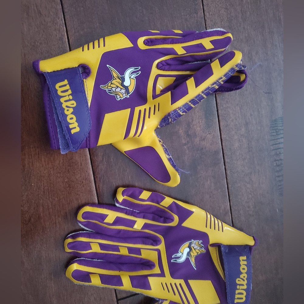 Wilson  Reciver Football Gloves Minnesota Vikings Size Medium Youth